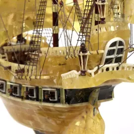 Сувенир из янтаря "Галеон"