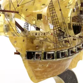 Сувенир из янтаря "Галеон"