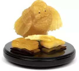 Статуэтка из янтаря "Сова с книжками"