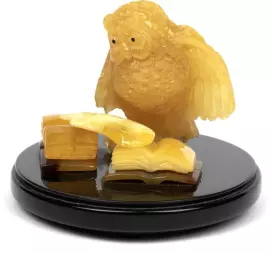 Статуэтка из янтаря "Сова с книжками"