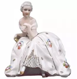 Статуэтка "Дама в кресле", разноцветная