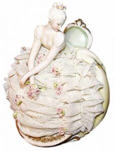 The statuette "Lady in a dress" is colored