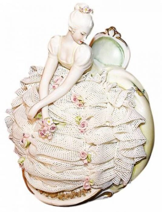 The statuette "Lady in a dress" is colored
