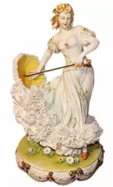 Статуэтка "Дама с зонтиком" разноцветная