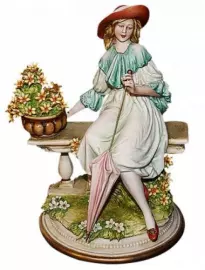 Статуэтка "Дама на скамье"