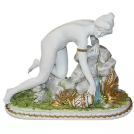 Sculpture "Naked girl at the fountain"