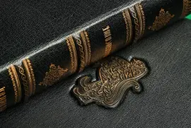 Собрание сочинений "Великие правители Востока" в Каабе Собрание сочинений "Великие правители Востока" в Каабе