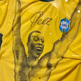 Ретро-футболка сборной Бразилии с автографом футболиста Пеле и рисунком художника Lan Kushe