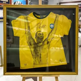 Ретро-футболка сборной Бразилии с автографом футболиста Пеле и рисунком художника Lan Kushe