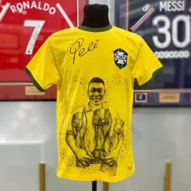 Ретро-футболка с рисунком Лан Куша, посвященная юбилею (Пеле с кубками) и автографом футболиста Пеле