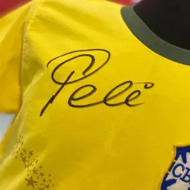 Ретро-футболка с рисунком Лан Куша, посвященная юбилею (Пеле с кубками) и автографом футболиста Пеле