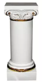 Колонна белого цвета с золотой отделкой