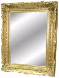 Зеркало в рамке из дерева золотого цвета