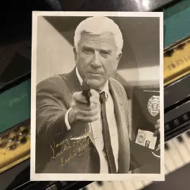 Фотография актёра Лесли Нильсена с автографом