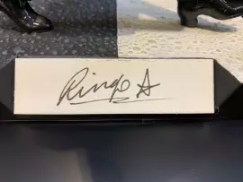 Коллекционная статуэтка с автографом музыканта Ринго Старр