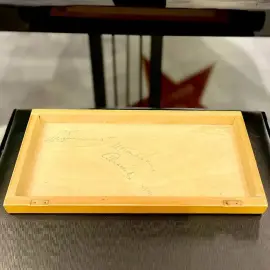 Часть шахматной доски с автографами шахматистов: Михаила Ботвинника, Анатолия Карпова, Василия Смыслова