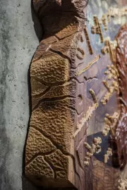 Панно из массива ореха, сапеле и янтаря "Леонардо"