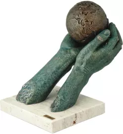 Скульптура "Я предлагаю миру" (I offer to the world)