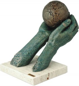 Sculpture "I offer the world" (I offer the world)