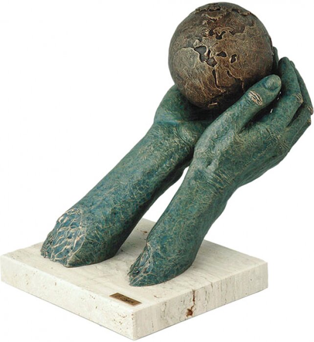Sculpture "I offer the world" (I offer the world)