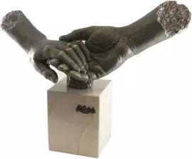 Скульптура "Твоя рука в моей" (Your hand in mine)
