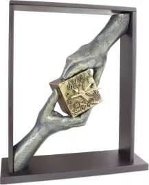Скульптура с часами "Лови момент" (Catch the moment)