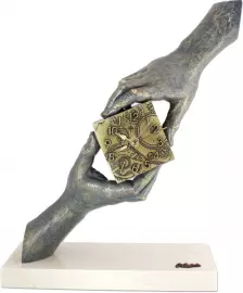 Sculpture with a clock "Catching the time" (Catching the time)