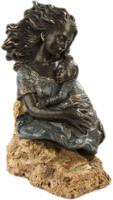 Sculpture "Sleeping with mom" (Sleeping with mum)