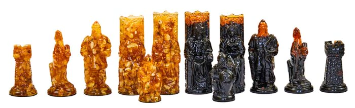 Amber chess pieces are large "Carved" for a 50*50 casket