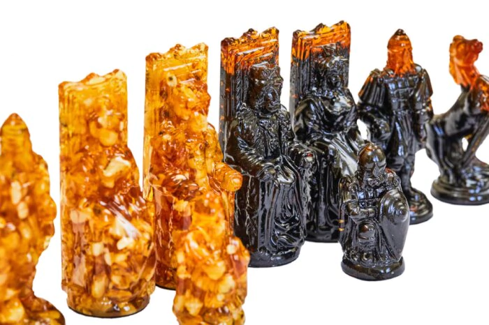 Amber chess pieces are large "Carved" for a 50*50 casket