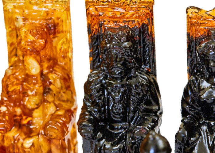 Amber chess pieces are large "Carved" for a 50*50 casket