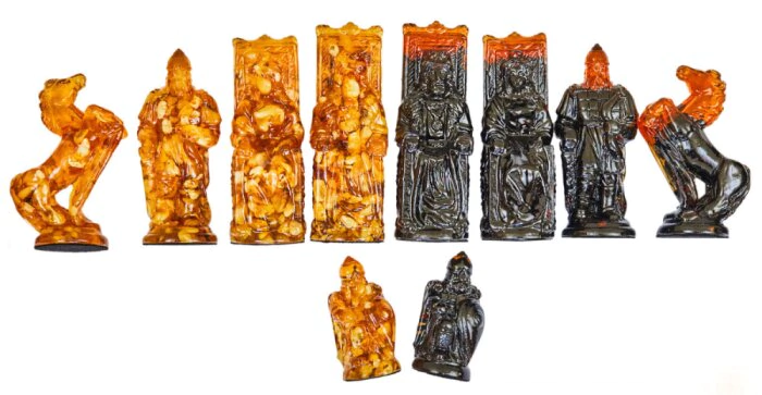 Amber chess pieces are large "Carved" for a 50*50 casket