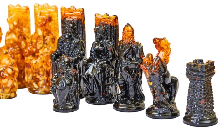 Amber chess pieces are large "Carved" for a 50*50 casket