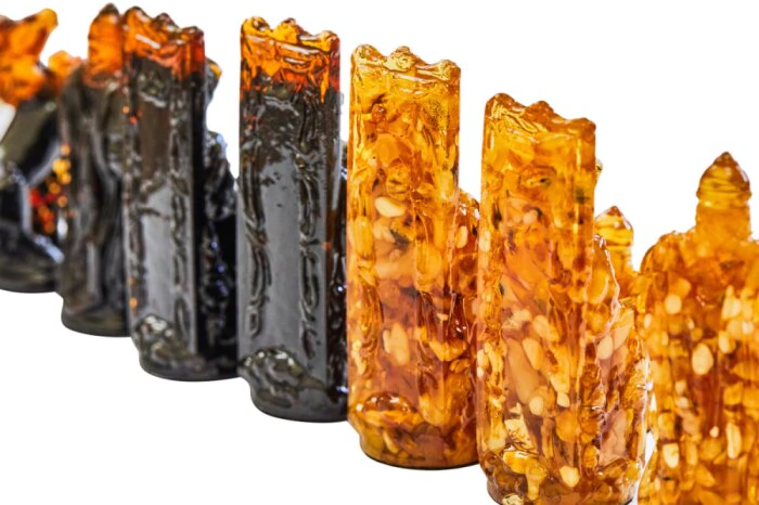 Amber chess pieces are large "Carved" for a 50*50 casket