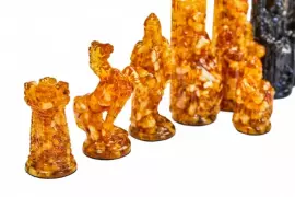 Шахматные фигуры из янтаря большие "Резные" для ларца 50*50