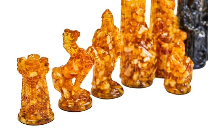 Amber chess pieces are large "Carved" for a 50*50 casket