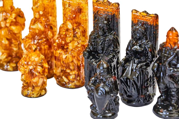 Amber chess pieces are large "Carved" for a 50*50 casket