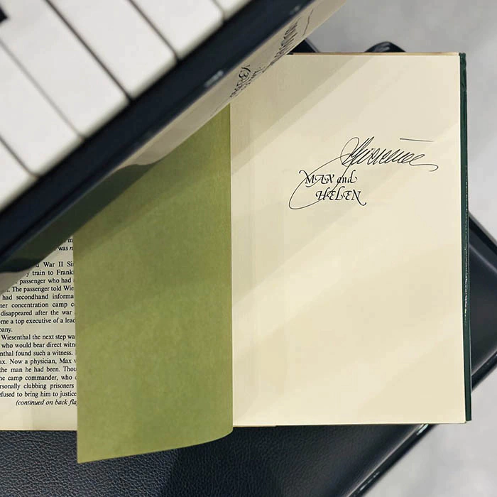 Книга "Макс и Елена" с автографом архитектора Симона Визенталя