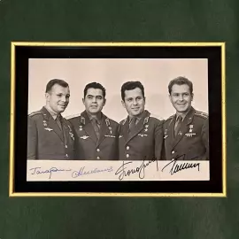 Фото с 4-мя автографами космонавтов (Юрий Гагарин, Андриян Николаев, Павел Попович, Герман Титов)