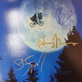 Фотография с автографами актёров Томаса Генри, Дрю Бэрримора и кинорежиссёра Стивена Спилберга