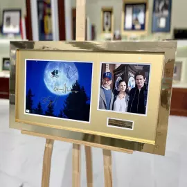 Фотография с автографами актёров Томаса Генри, Дрю Бэрримора и кинорежиссёра Стивена Спилберга