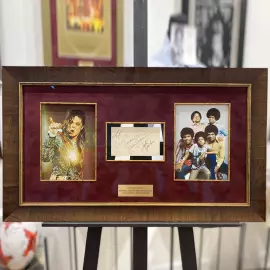 Карточка с автографами певцов: Майкл Джексон, Марлон Джексон, Тито Джексон, Джеки Джексон