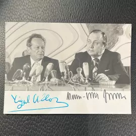 Фотография с автографами немецкого политика Ганса Дитриха Геншера и израильского государственного и военного деятеля Игаль Алон