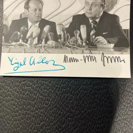 Фотография с автографами немецкого политика Ганса Дитриха Геншера и израильского государственного и военного деятеля Игаль Алон