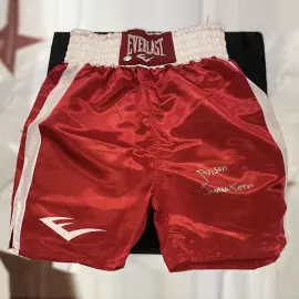 Шорты с автографом боксёра Джуниора Джонса