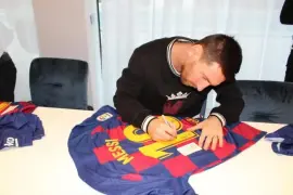 Футболка "Барселоны" с именной подписью футболиста Лионеля Месси