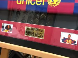 Футболка "Барселоны" с именной подписью футболиста Лионеля Месси