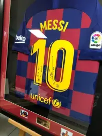 Футболка "Барселоны" с именной подписью футболиста Лионеля Месси