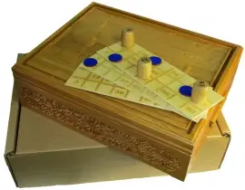 Настоящее "Русское лото" в резной шкатулке с бочонками из мореного ясеня "Кремль" Настоящее "Русское лото" в резной шкатулке с бочонками из мореного ясеня "Кремль"