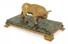 Скульптура "Бык" на подставке из змеевика